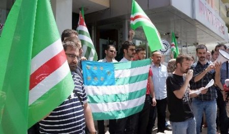 Çeçen konsolos cinayeti evinin önünde protesto edildi
