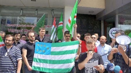Çeçen konsolos cinayeti evinin önünde protesto edildi