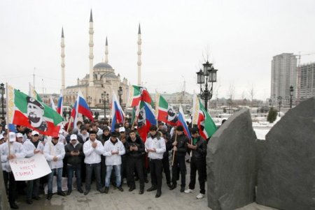 Çeçenlerden Teröre Karşı 'acı Yüreğimizde' Yürüyüşü