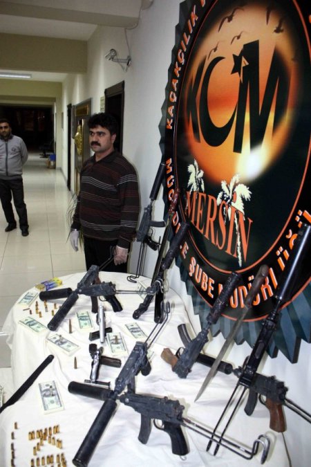 Çek Senet Çetesinden Çıkan Suikast Silahları Polisi Dehşete Düşürdü