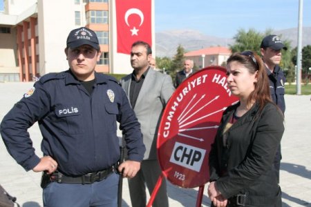 Çelenk gerginliği yaşandı