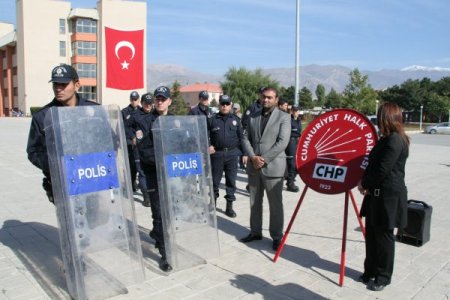 Çelenk gerginliği yaşandı