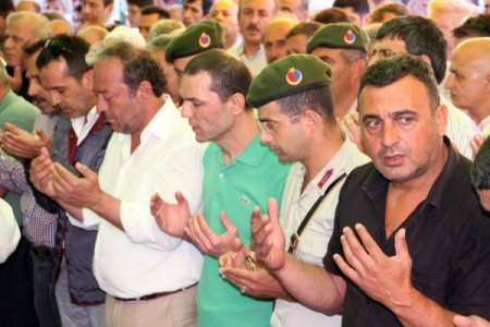 Çelik-2 tutuklusu Metin Turan, babasını toprağa verdi