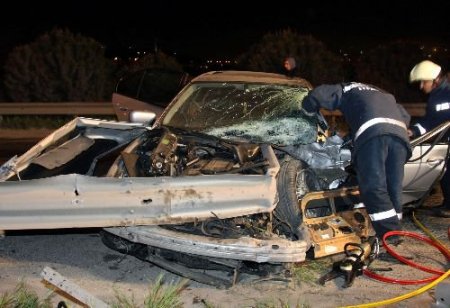 Çelik Bariyer Motordan Girdi, Bagajdan Çıktı: 5 Ağır Yaralı