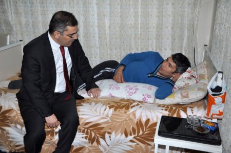 Çelikcan, felç olan tarım işçisine akülü sandalye verdi