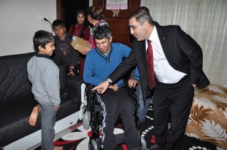 Çelikcan, felç olan tarım işçisine akülü sandalye verdi