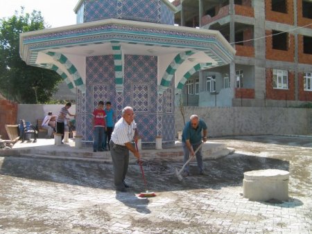 Cemaat Dernekleşince Cami İlgi Merkezi Oldu
