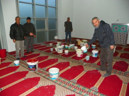 Cemaat tavanı su akıtan caminin tadilatı için yardım bekliyor