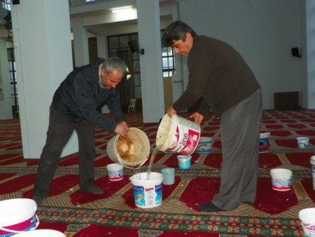 Cemaat tavanı su akıtan caminin tadilatı için yardım bekliyor