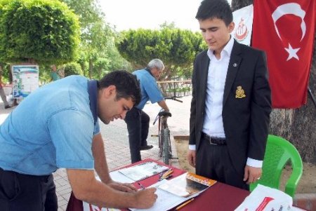 'Cemaati olmayan Van Akdamar Kilisesi açıldı, Ayasofya'da ibadete açılsın'