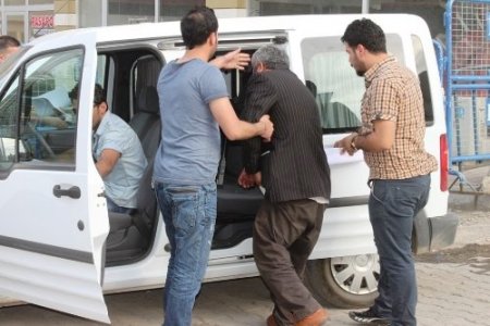 Cemaatin parasını çalan şahsı linçten polis kurtardı