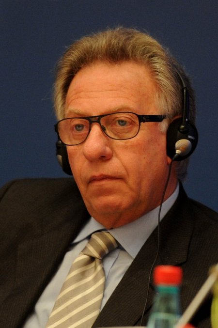 Cemil Çiçek: Mevcut Anayasa Türkiye'ye Dar Geliyor