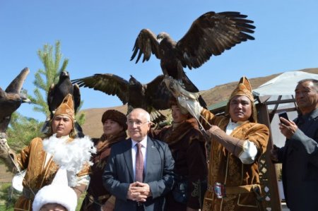 Cemil Çiçek’e Kazakistan'da at hediye edildi