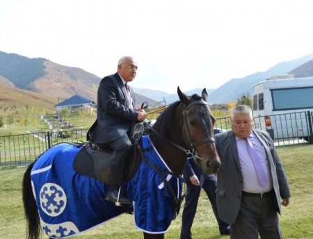 Cemil Çiçek’e Kazakistan'da at hediye edildi