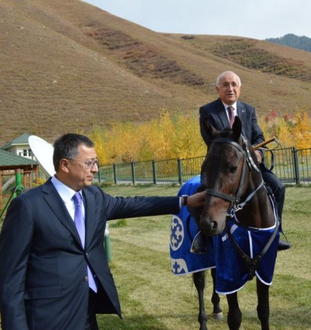 Cemil Çiçek’e Kazakistan'da at hediye edildi