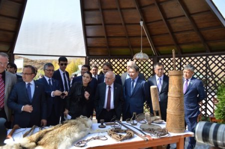 Cemil Çiçek’e Kazakistan'da at hediye edildi