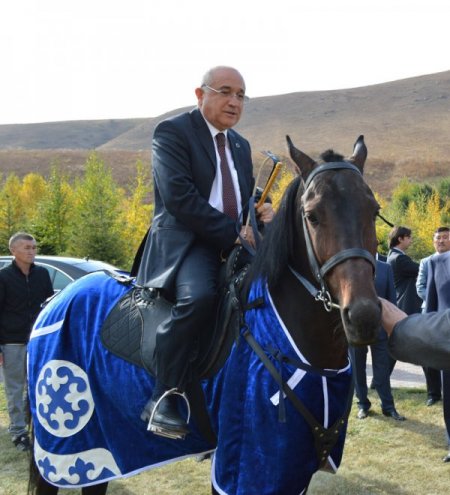 Cemil Çiçek’e Kazakistan'da at hediye edildi