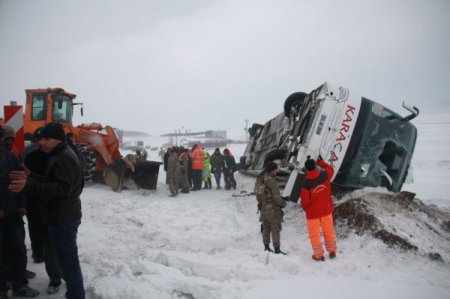 Cenaze getiren otobüs buzlu yolda kaydı: 1 ölü, 15 yaralı