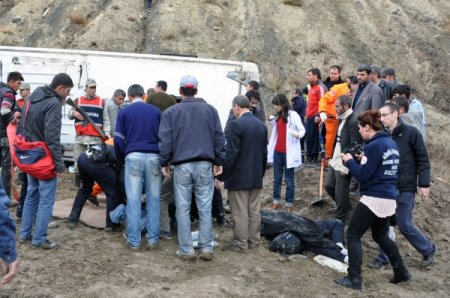 Cenaze taşıyan midibüs uçuruma yuvarlandı: 5 ölü, 29 yaralı