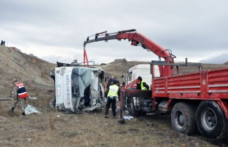 Cenaze taşıyan midibüs uçuruma yuvarlandı: 5 ölü, 29 yaralı