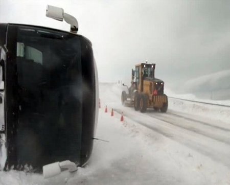 Cenazeden dönen otobüs devrildi: 5 yaralı
