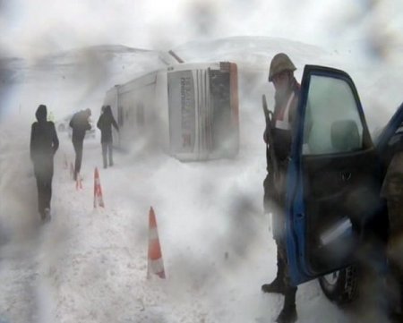 Cenazeden dönen otobüs devrildi: 5 yaralı