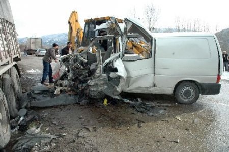 Cenazeye Gidenleri Taşıyan Minibüs Buzlanan Yolda Tır'la Çarpıştı: 5 Ölü, 2 Yaralı