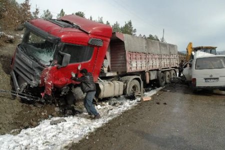 Cenazeye Gidenleri Taşıyan Minibüs Buzlanan Yolda Tır'la Çarpıştı: 5 Ölü, 2 Yaralı