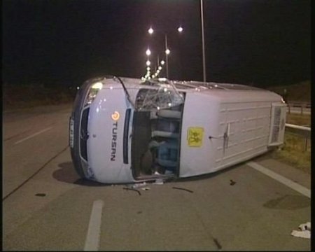 Cenazeye Gidenleri Taşıyan Minibüs Takla Attı
