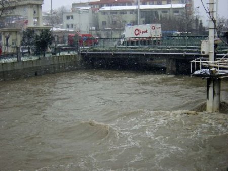 Cendere Taştı, Kemerburgaz Yolu Ulaşıma Kapandı