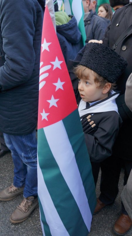 Çerkesler, soydaşları için Rusya Büyükelçiliği'ne yürüdü