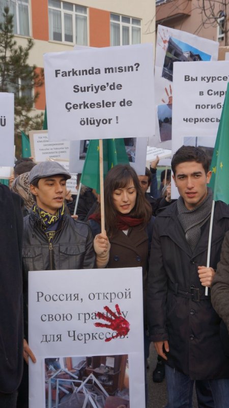 Çerkesler, soydaşları için Rusya Büyükelçiliği'ne yürüdü