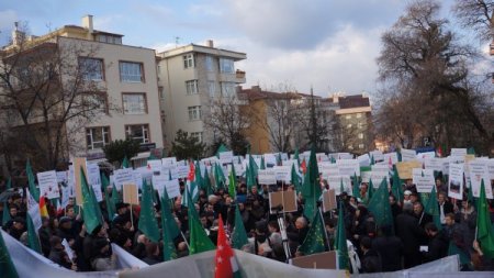 Çerkesler, soydaşları için Rusya Büyükelçiliği'ne yürüdü