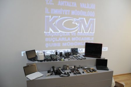 Çete, Dinleme Ve Görüntü Kaydı Yapmak İçin Oda Parfümü Ve Masa Saati İçerisine Kamera Yerleştirmiş