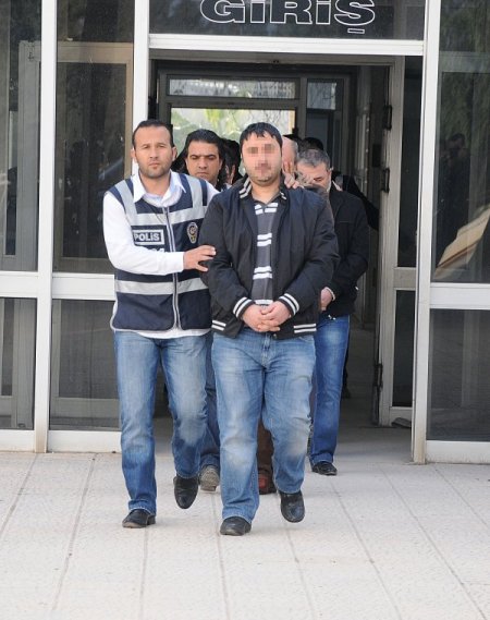 Çete, Dinleme Ve Görüntü Kaydı Yapmak İçin Oda Parfümü Ve Masa Saati İçerisine Kamera Yerleştirmiş