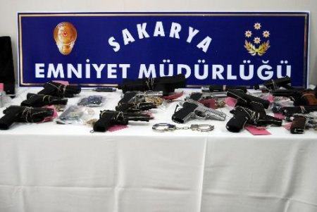 Çete Operasyonunda Çok Sayıda Silah Ve Kalem Kamera Ele Geçirildi
