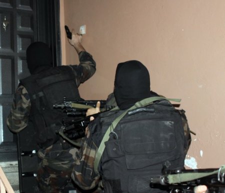 Çete üyeleri, haraç tahsil edemediği vatandaşın ineğine el koymuş