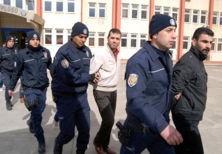 Çete üyeleri, haraç tahsil edemediği vatandaşın ineğine el koymuş