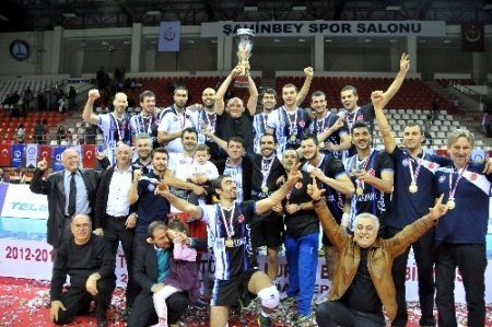 CEV’den sonra Teledünya Türkiye Kupası’nı da Halbank'ın