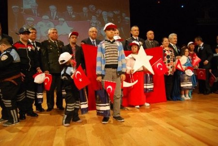 Çevik kuvvet folklor gösterisi sundu, down sendromlu çocuklar tiyatro sergiledi