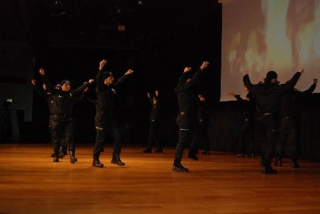 Çevik kuvvet folklor gösterisi sundu, down sendromlu çocuklar tiyatro sergiledi