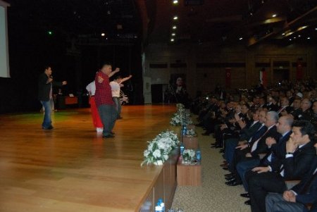 Çevik kuvvet folklor gösterisi sundu, down sendromlu çocuklar tiyatro sergiledi