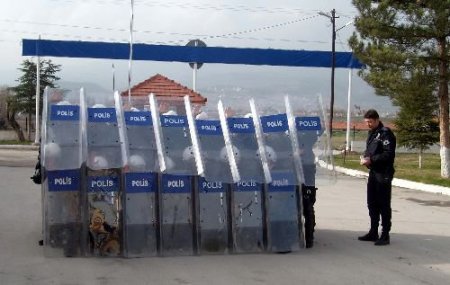 Çevik Kuvvet Göz Doldurdu
