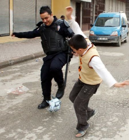 Çevik Kuvvet Polisleri, Naylon Atıklarından Oluşturulan Topla Çocuklarla Maç Yaptı