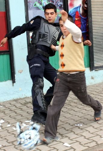 Çevik Kuvvet Polisleri, Naylon Atıklarından Oluşturulan Topla Çocuklarla Maç Yaptı