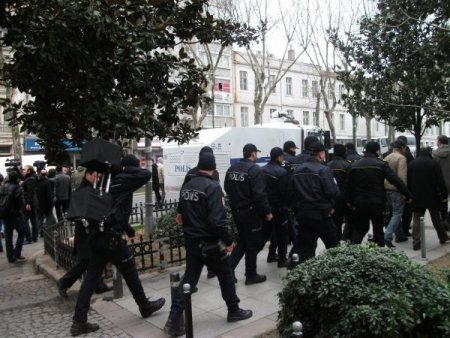 Çevik Kuvvetin Sırtındaki Cihaz İlgi Odağı Oldu