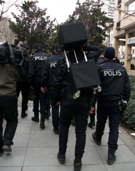 Çevik Kuvvetin Sırtındaki Cihaz İlgi Odağı Oldu