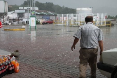 Ceviz büyüklüğünde yağan dolu, sürücülere zor anlar yaşattı