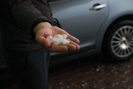 Ceviz büyüklüğünde yağan dolu, sürücülere zor anlar yaşattı