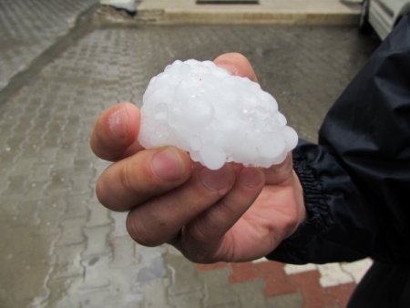 Ceviz Büyüklüğündeki Dolu, Edremitlilere Zor Anlar Yaşattı